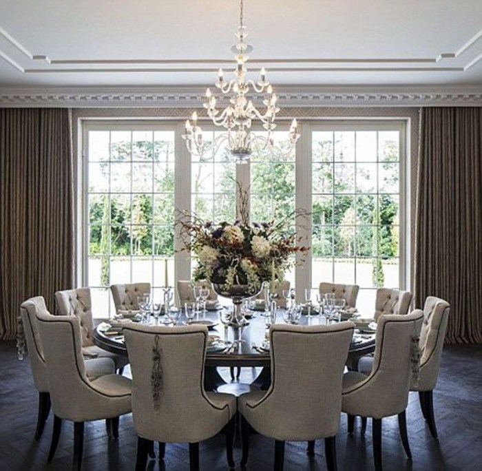 How to decorate formal dining room table