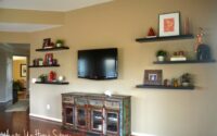 How to decorate tv rooms with shelves