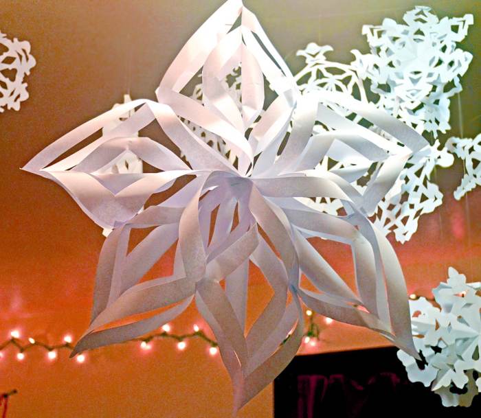 How to decorate a room with paper snowflakes