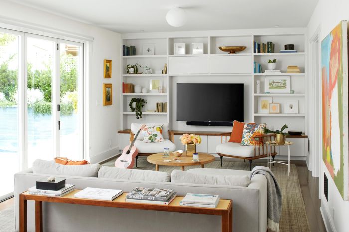 How to decorate tv rooms with shelves